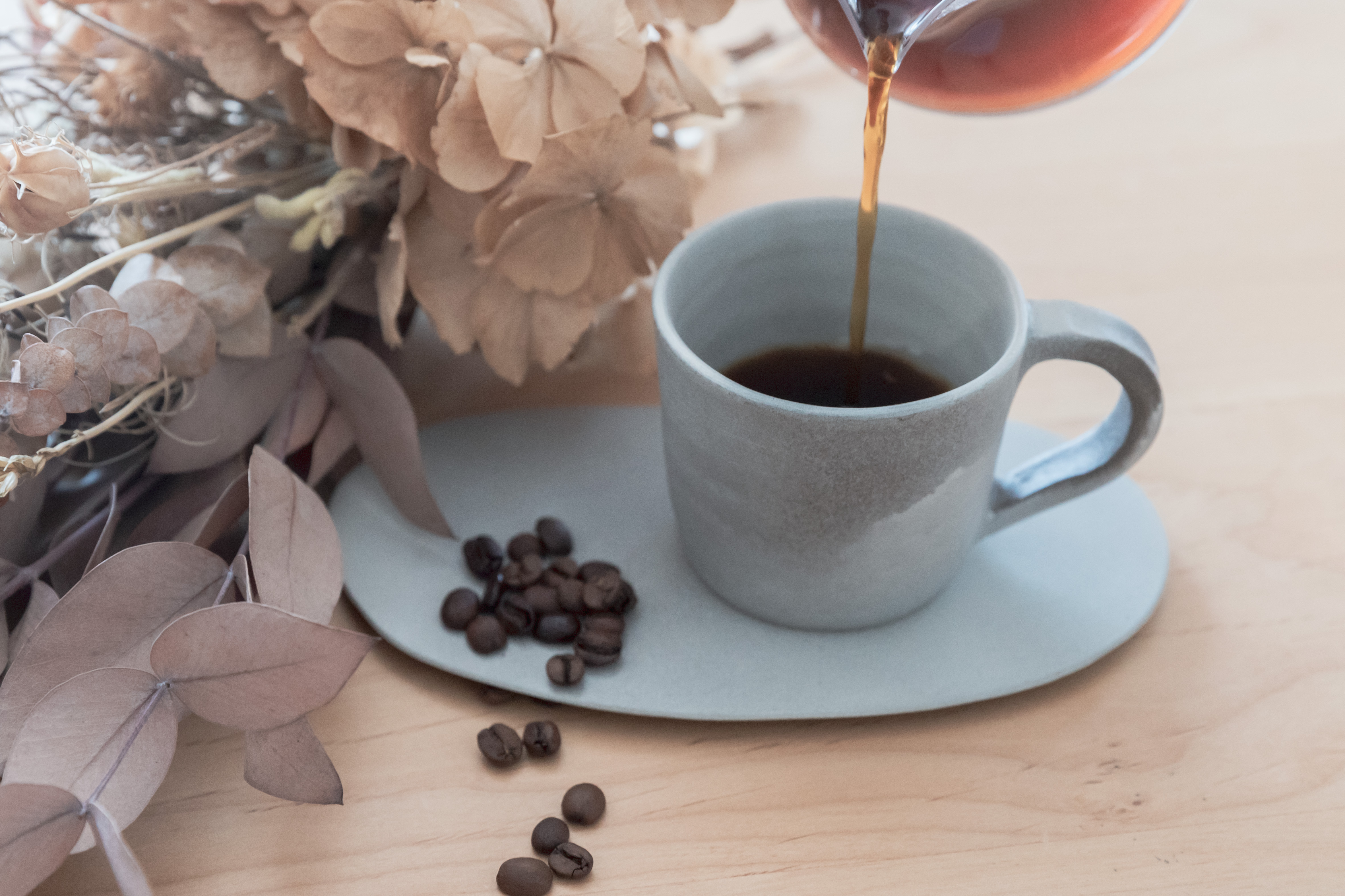 ロゴ入りカップと自家焙煎の豆