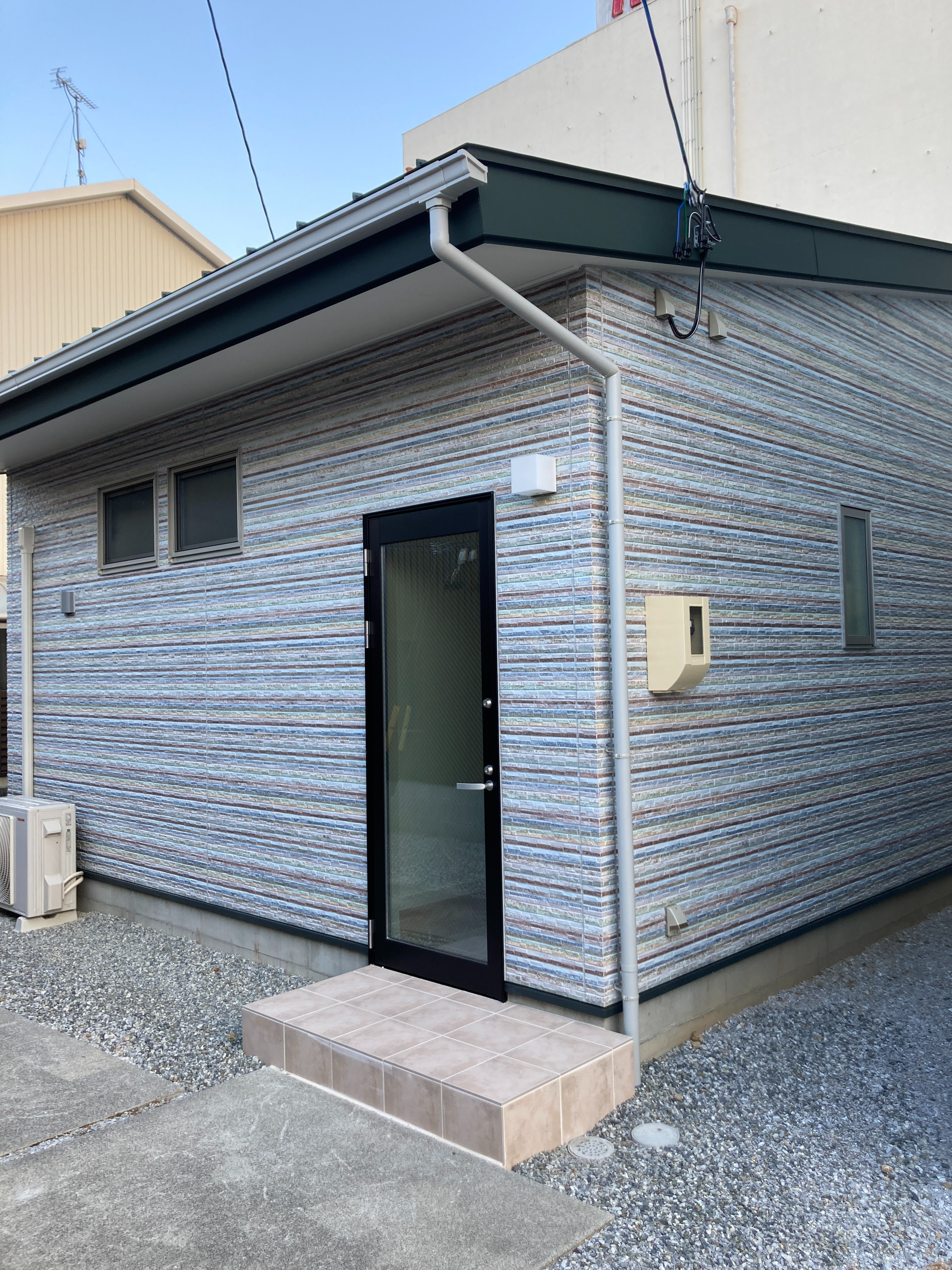 スタジオ外観（出入口側）